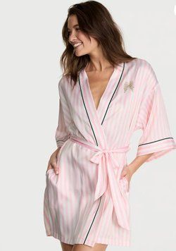 Халат Victoria's Secret Backstage Satin Sparkle Short Robe Рожева смужка Розмір M/L Халат Victoria's Secret Backstage Satin Sparkle Short Robe Рожева смужка Розмір M/L фото