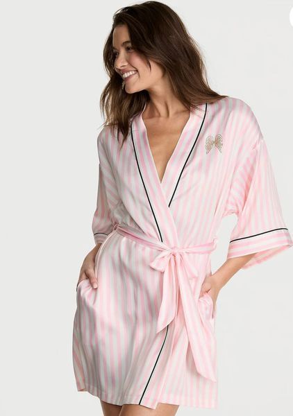Халат Victoria's Secret Backstage Satin Sparkle Short Robe Рожева смужка Розмір M/L Халат Victoria's Secret Backstage Satin Sparkle Short Robe Рожева смужка Розмір M/L фото